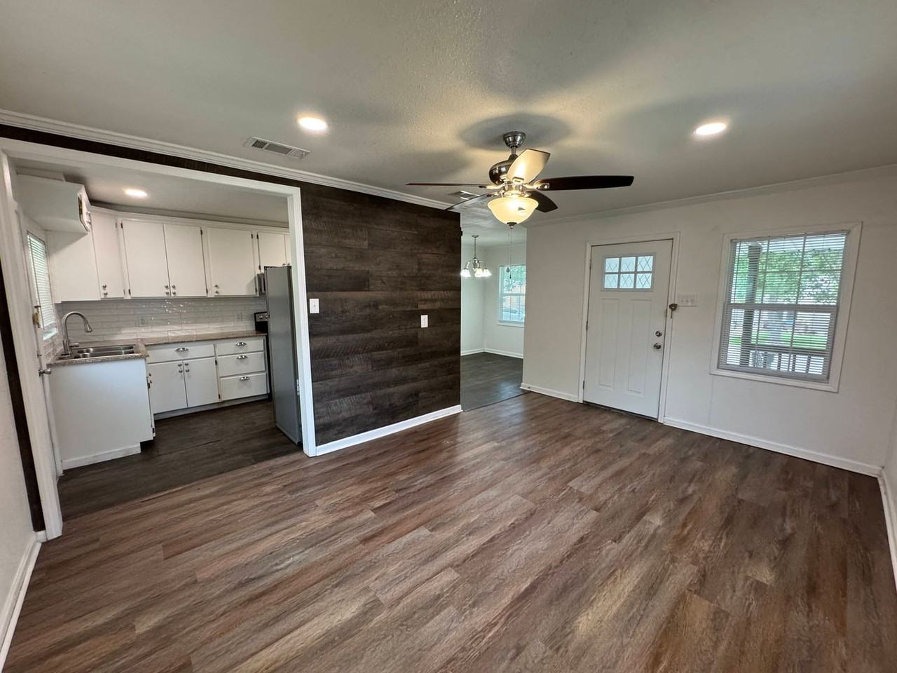 1410 E Barton Ave - Photo 5 of 28
