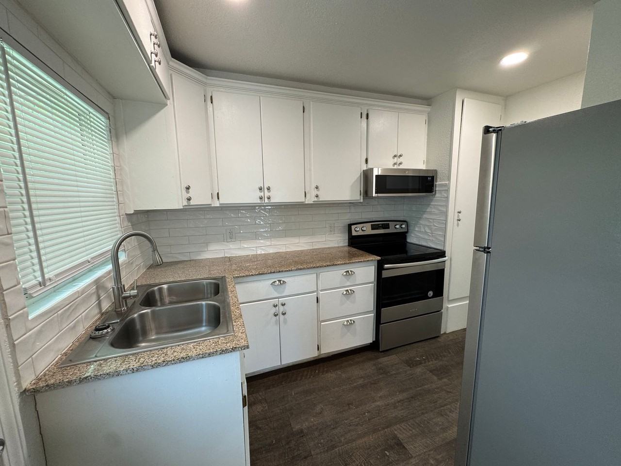 1410 E Barton Ave - Photo 7 of 28