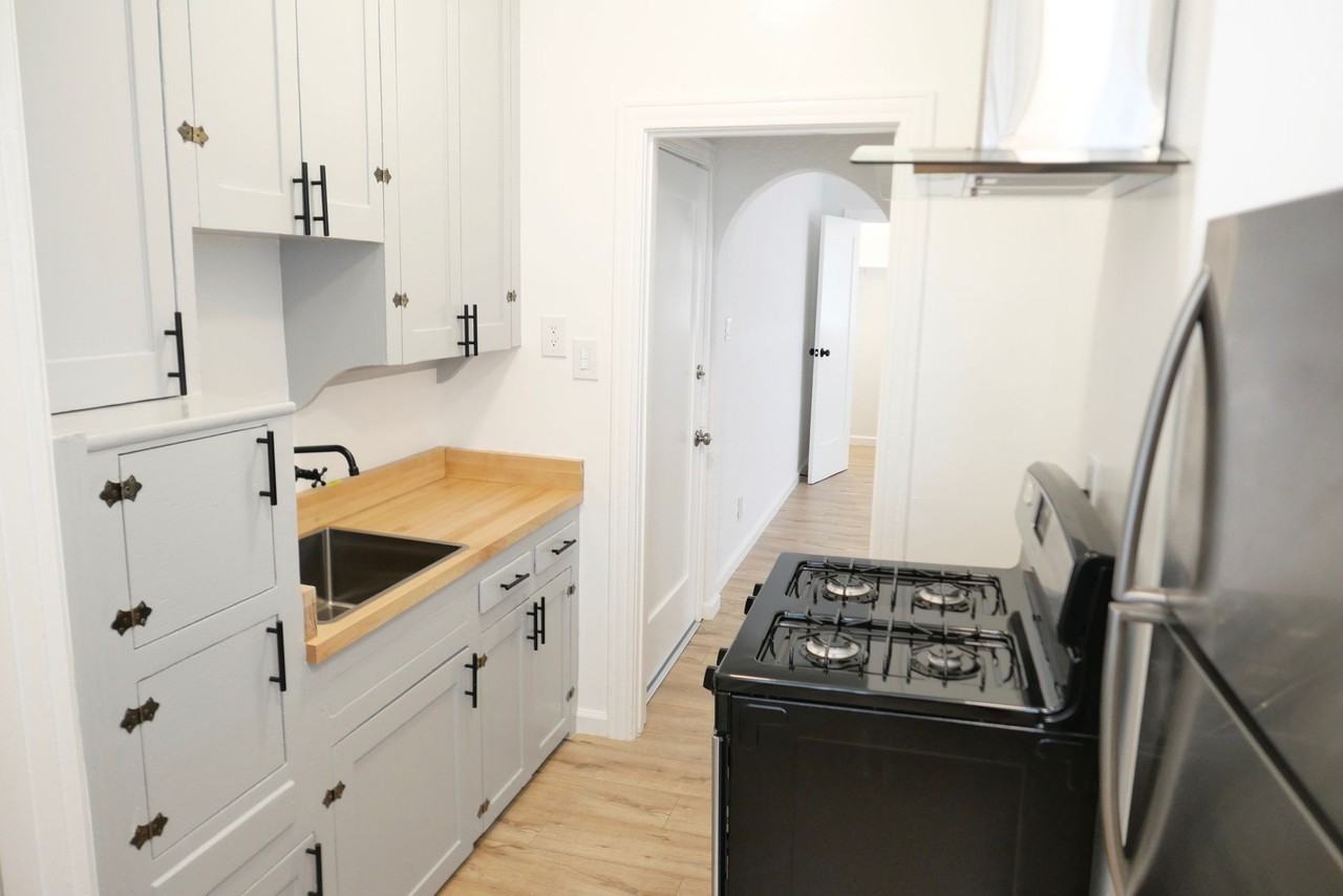 2615 S. VICTORIA AVE APTS - Photo 6 of 8