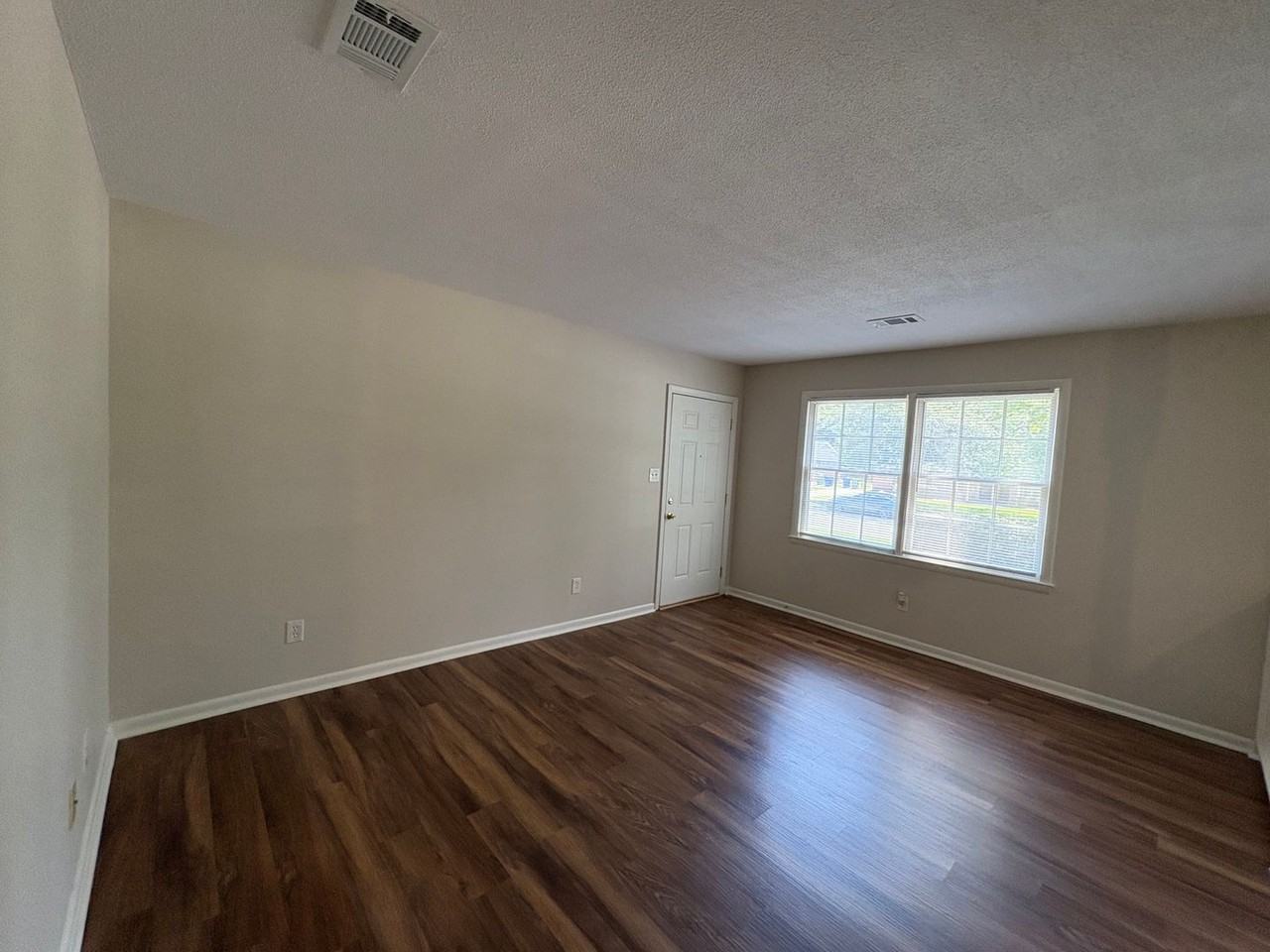 728 Montclair Dr - Photo 4 of 17