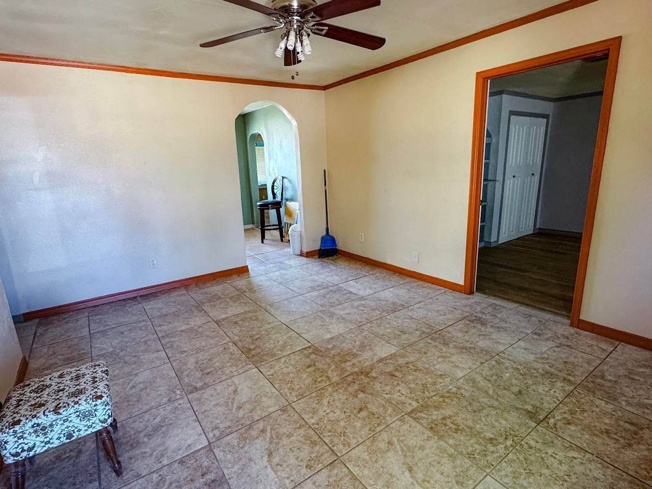 1104 Indian Wells Rd - Photo 2 of 11