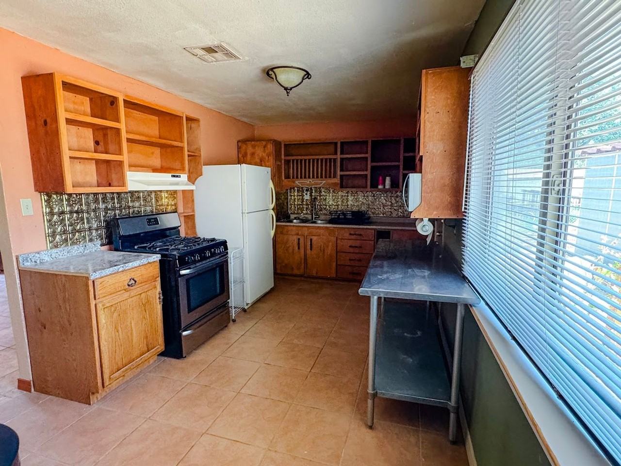 1104 Indian Wells Rd - Photo 3 of 11