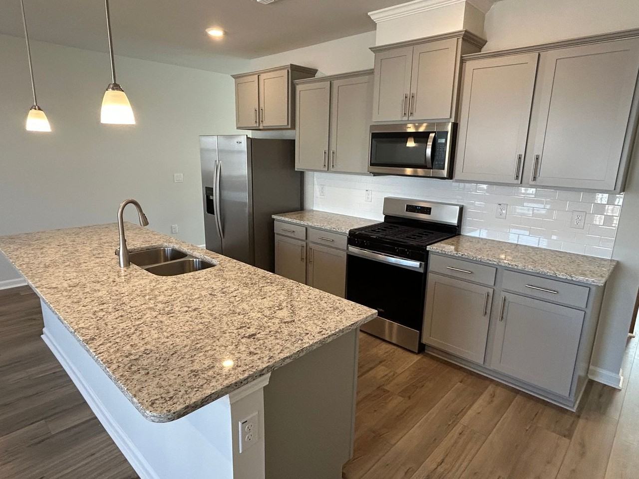 1466 Hasse Ave - Photo 3 of 47