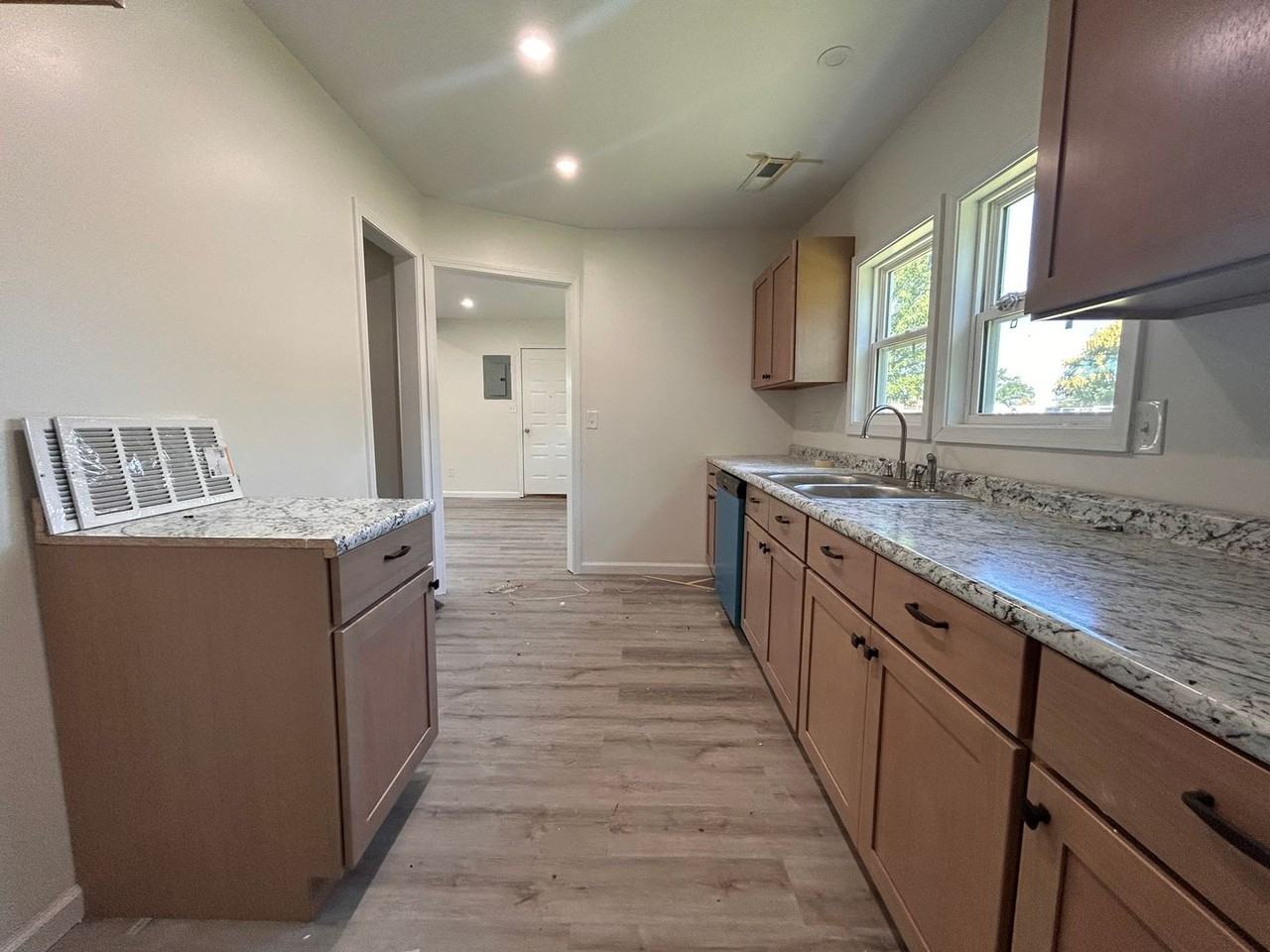 4330 S Seneca St - Photo 3 of 9