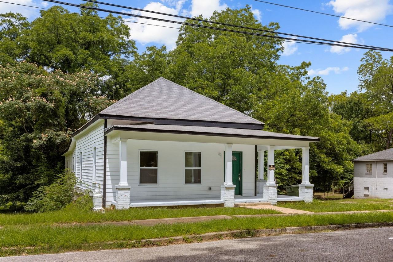 552 S Bainbridge St - Photo 2 of 17