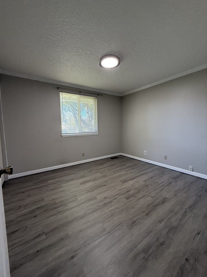 1210 Se Colonial Dr #NA - Photo 3 of 14