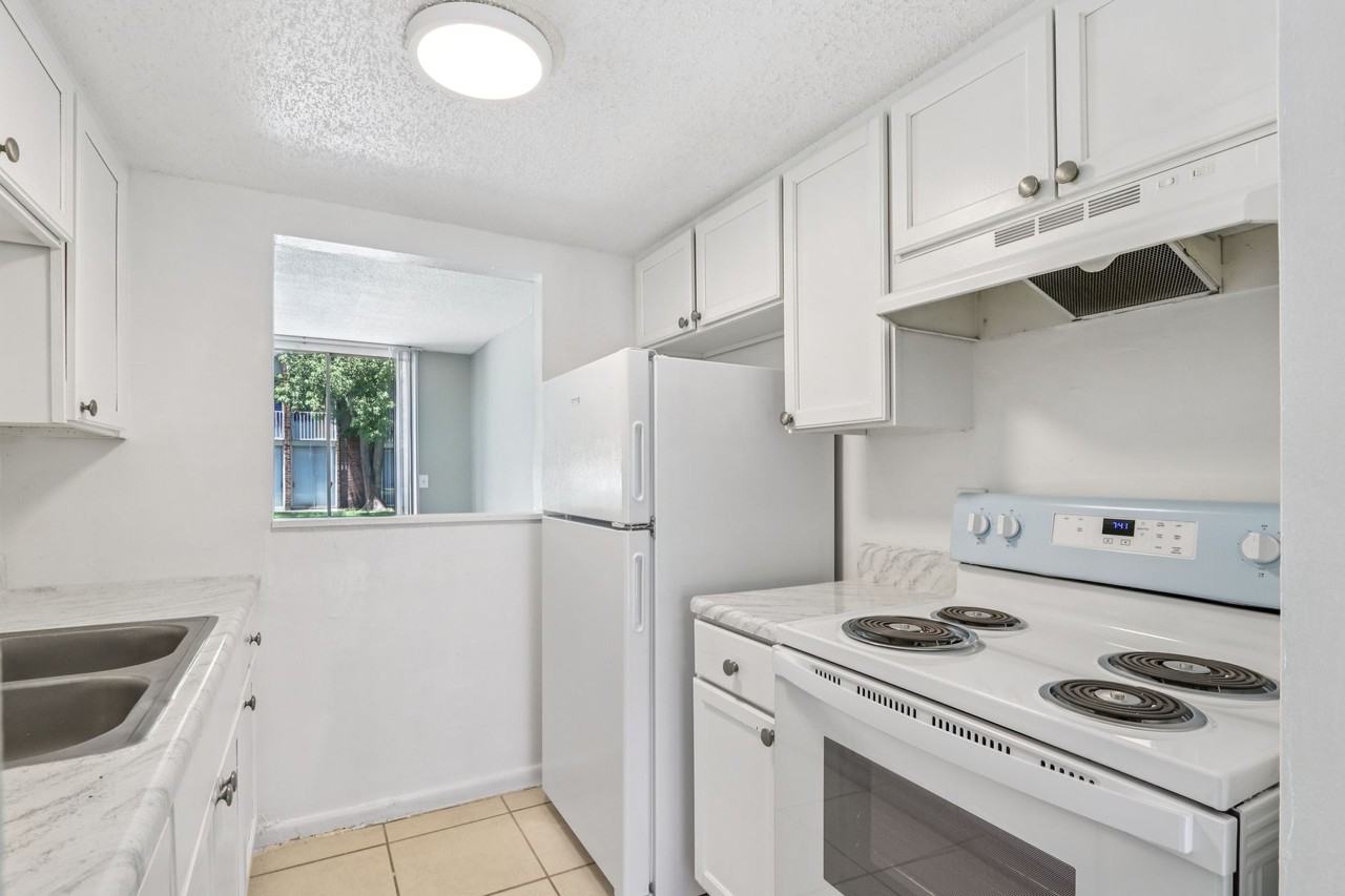 University Townhomes – 1, 2 & 3 Bedroom Homes in a Vibrant Community - Photo 3 of 50