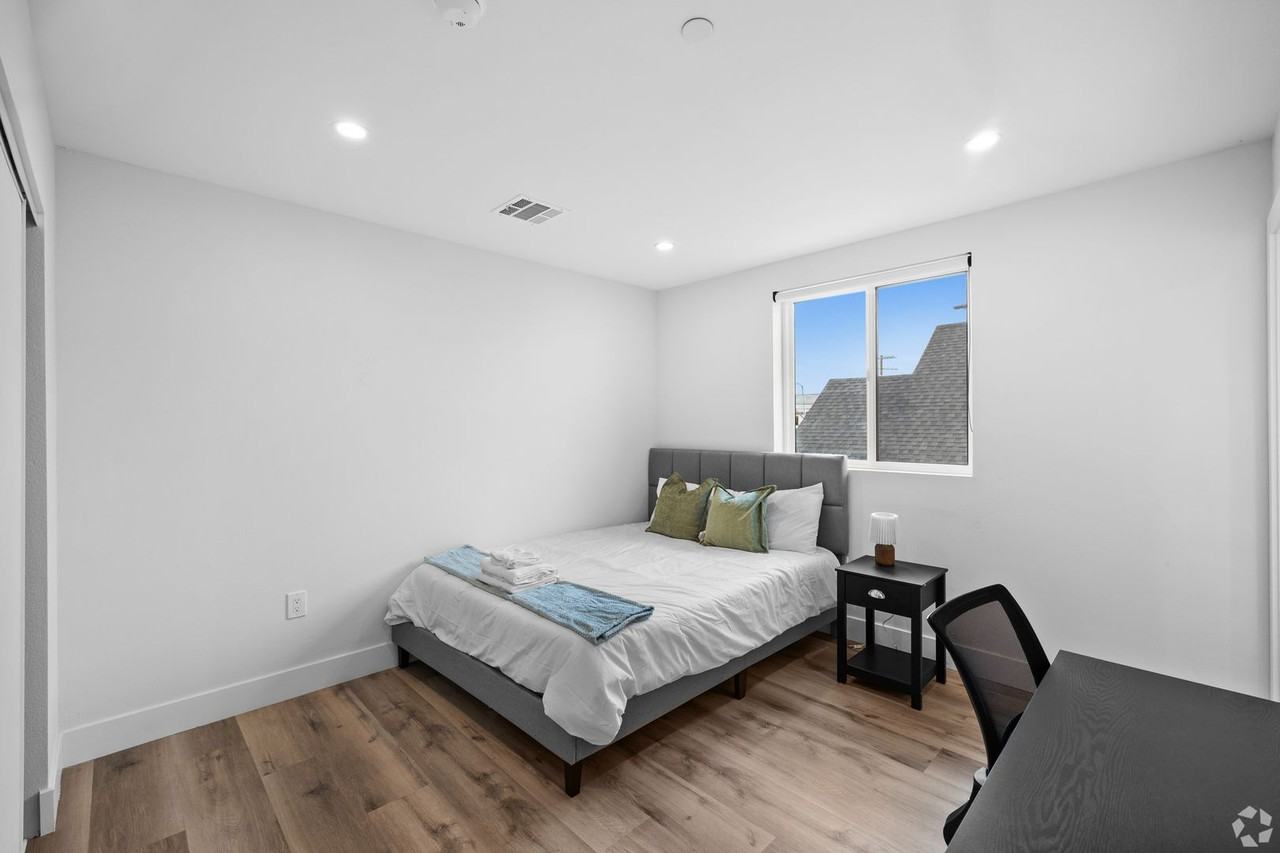 1419 W 35th St - Photo 2 of 4