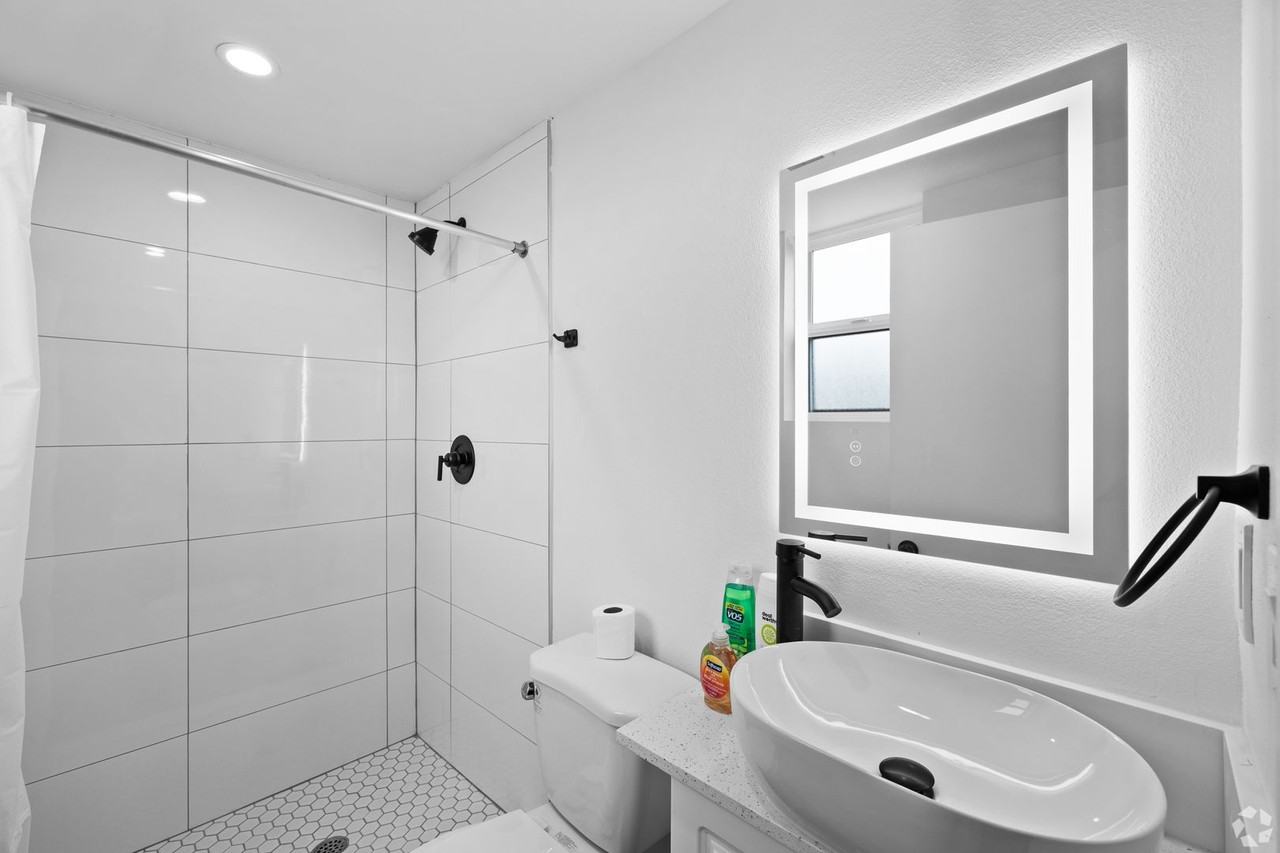 1419 W 35th St - Photo 3 of 4