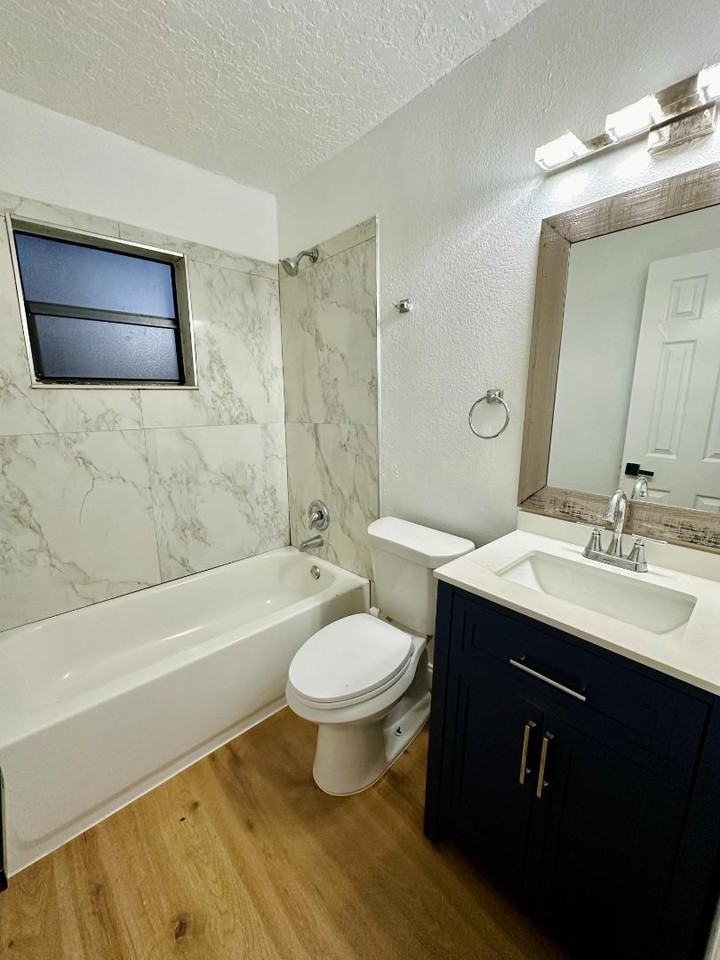 813 W JEFFERSON Unit 3 - Photo 2 of 9