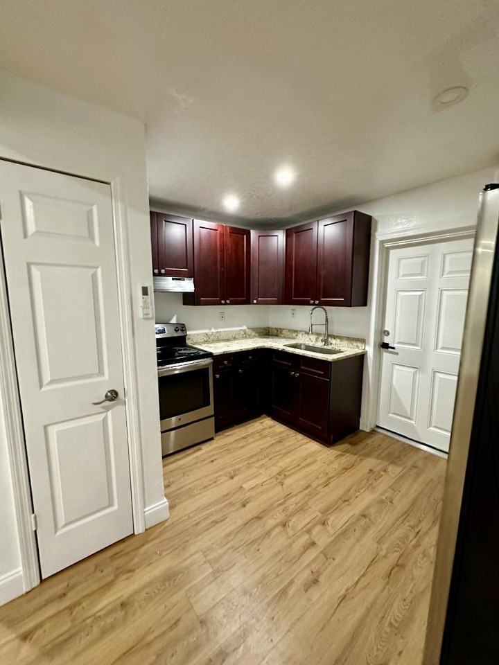 813 W JEFFERSON Unit 3 - Photo 4 of 9