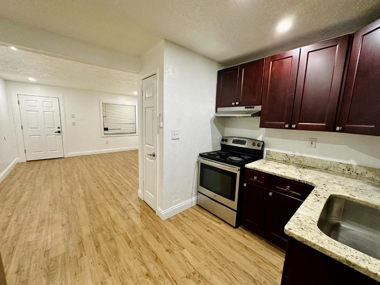 813 W JEFFERSON Unit 3 - Photo 7 of 9