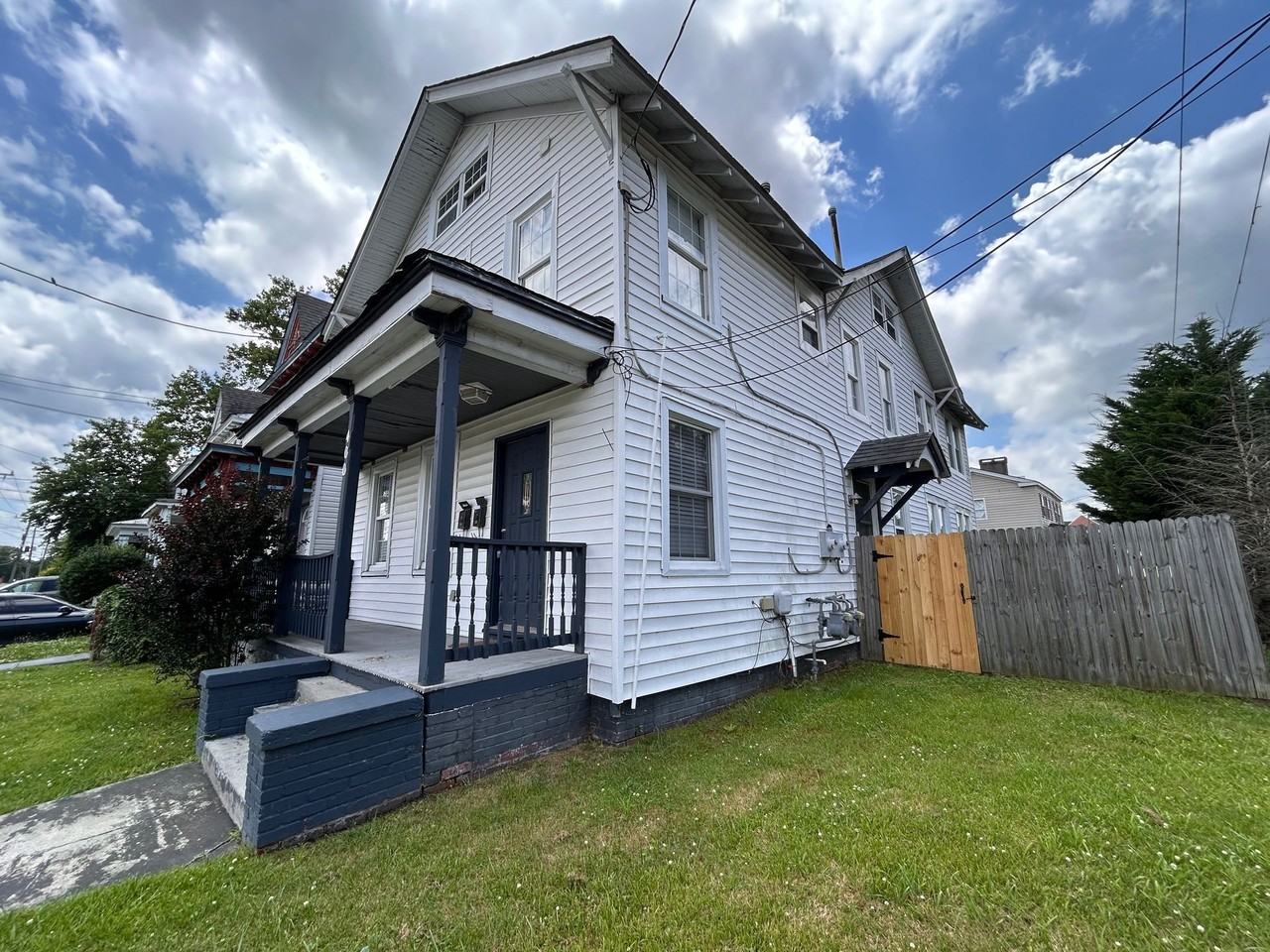 400 Jamestown Ave - Gold - Photo 3 of 12