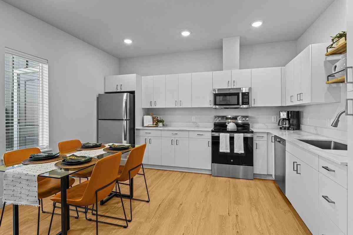 210 N Woodson St - Photo 3 of 11