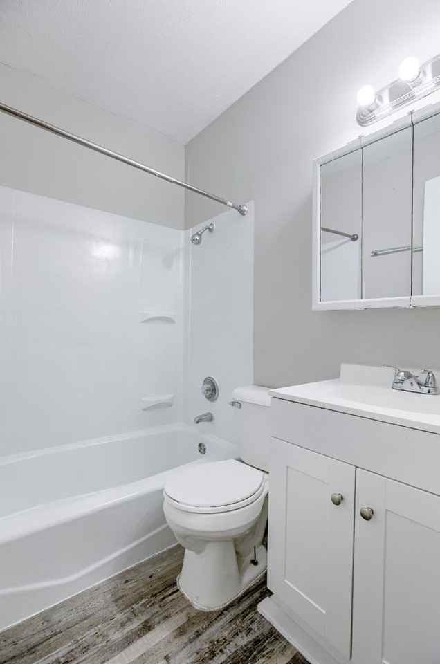 Oakridge Apartments - Photo 3 of 33