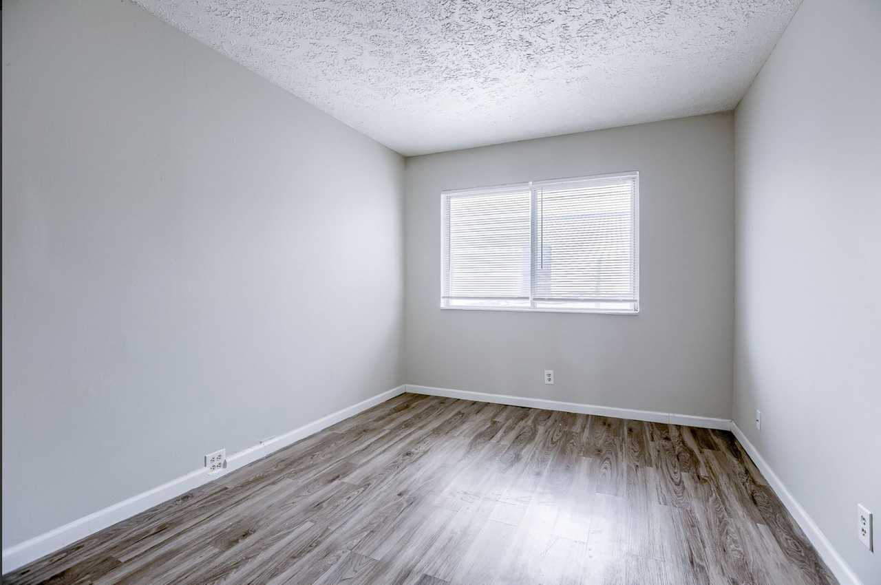 Oakridge Apartments - Photo 4 of 33