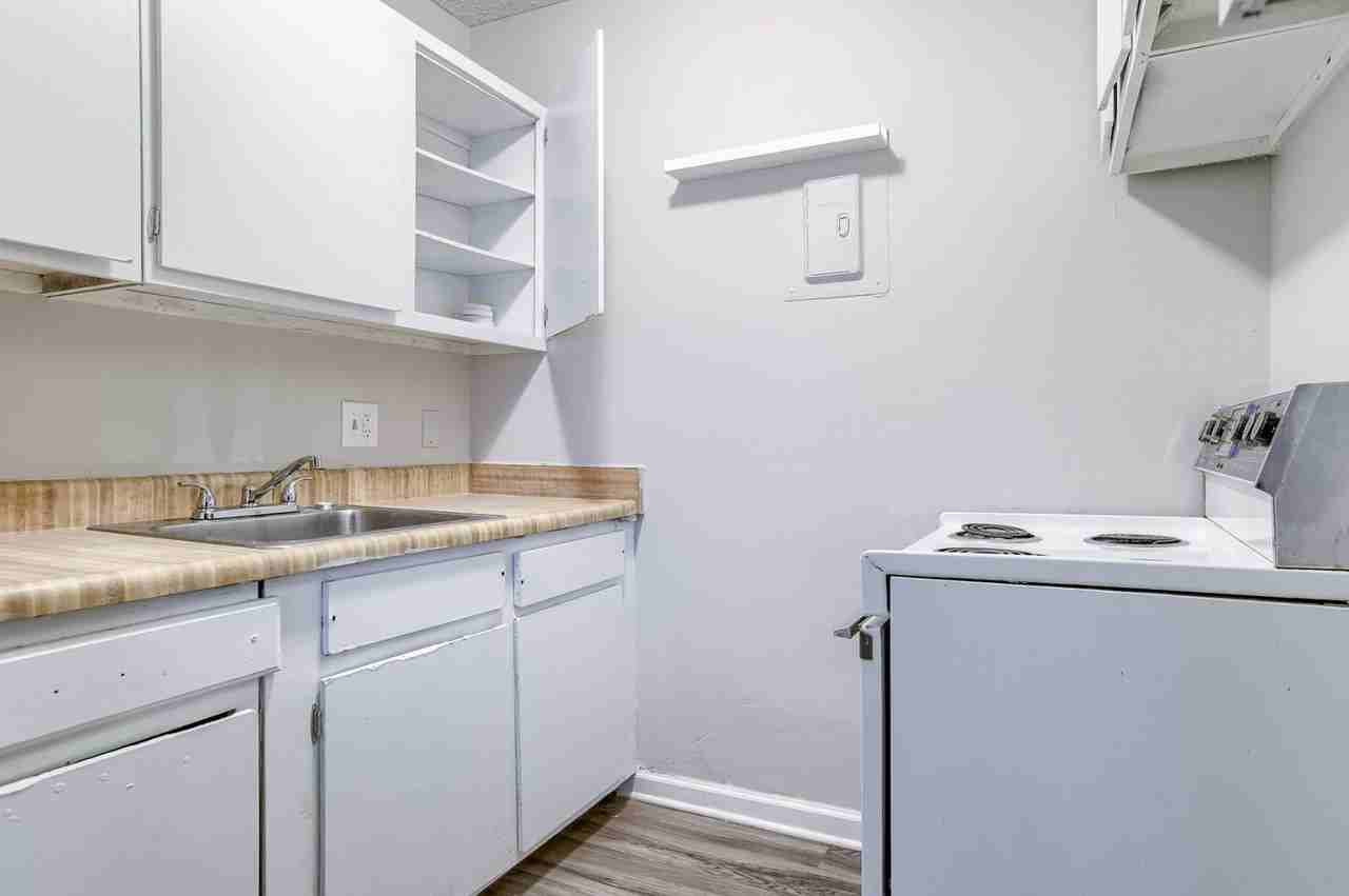 Oakridge Apartments - Photo 2 of 33