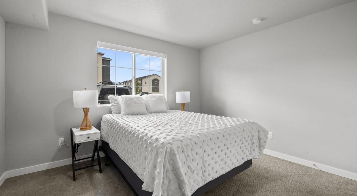 597 N Maple Grove Rd - Photo 4 of 37