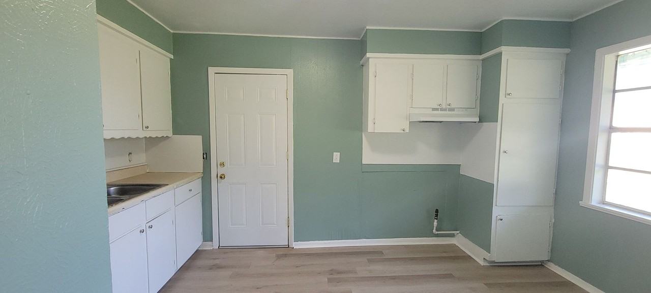 702 W 72nd St - Photo 3 of 13