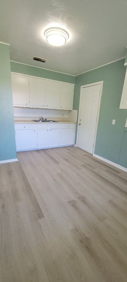 702 W 72nd St - Photo 4 of 13