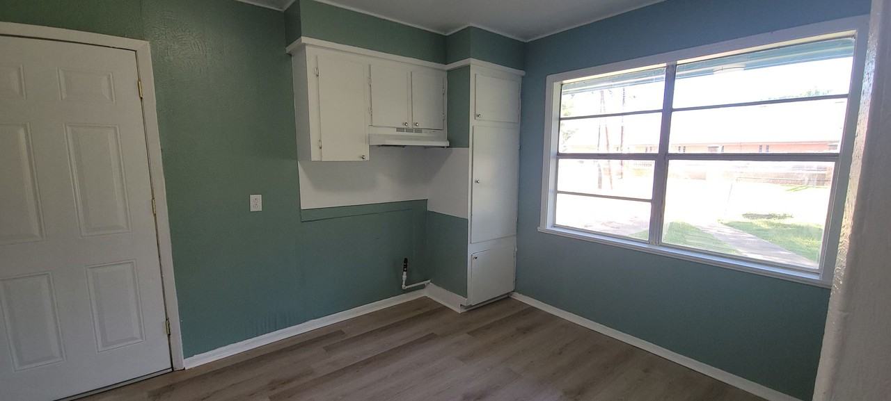 702 W 72nd St - Photo 5 of 13