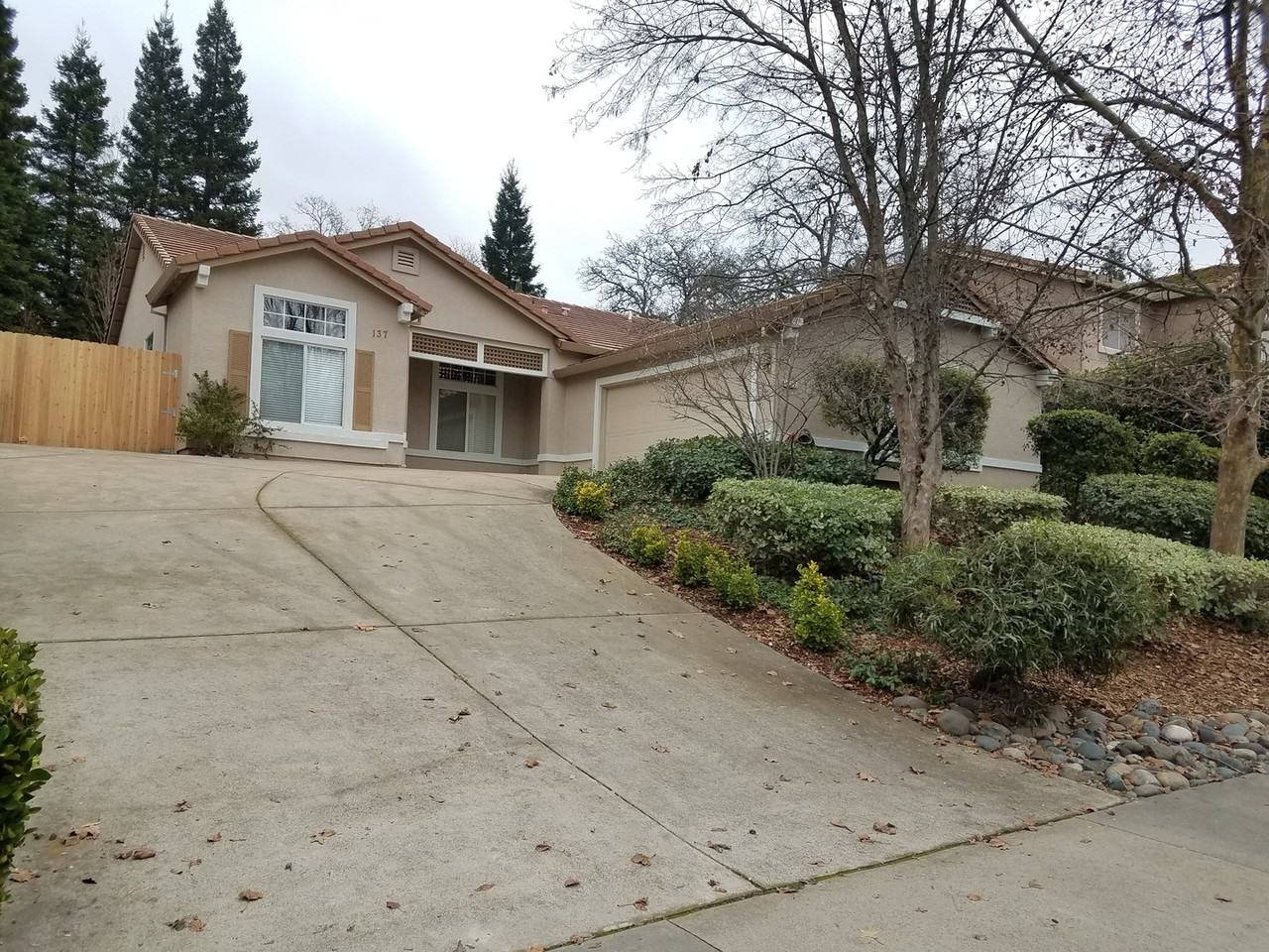 137 Briggs Ranch Dr - Photo 2 of 14