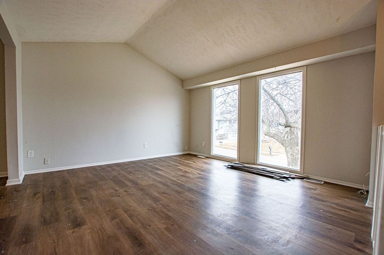 6105 N 109th St - Photo 3 of 14