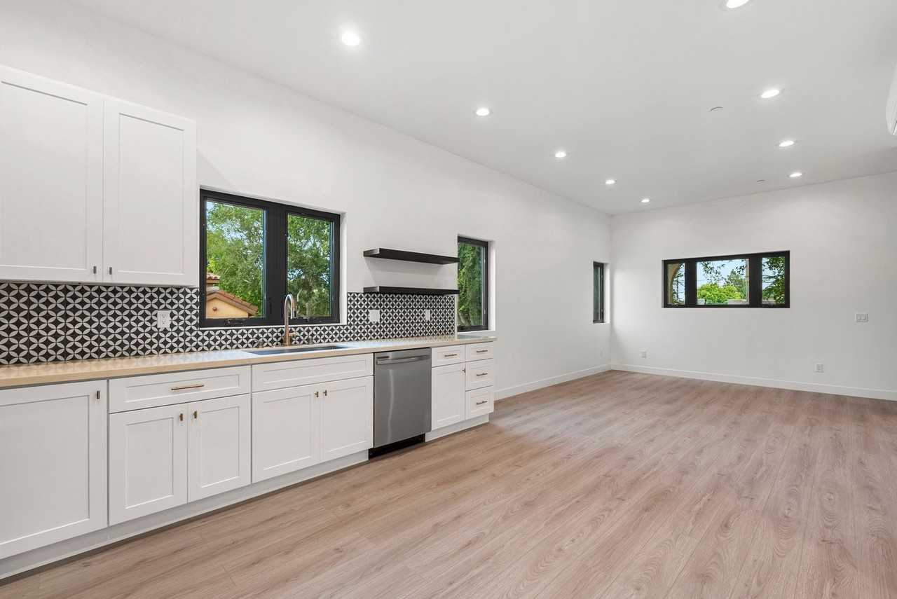 8931 Hubbard St - Photo 7 of 27