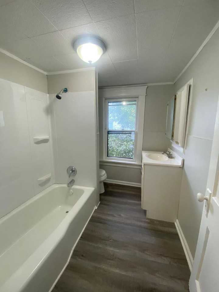 1292 W Wilbeth Rd - Photo 4 of 11