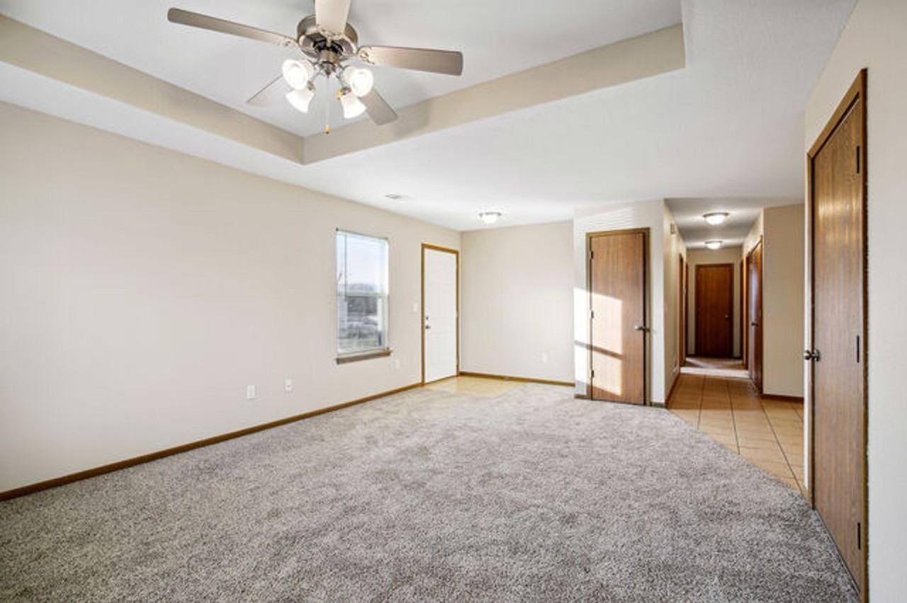 1321 Nw Willow Dr - Photo 2 of 14