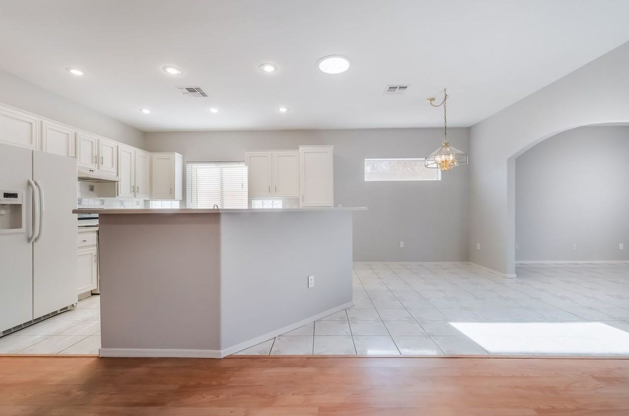2571 Thatcher Ave - Photo 6 of 39