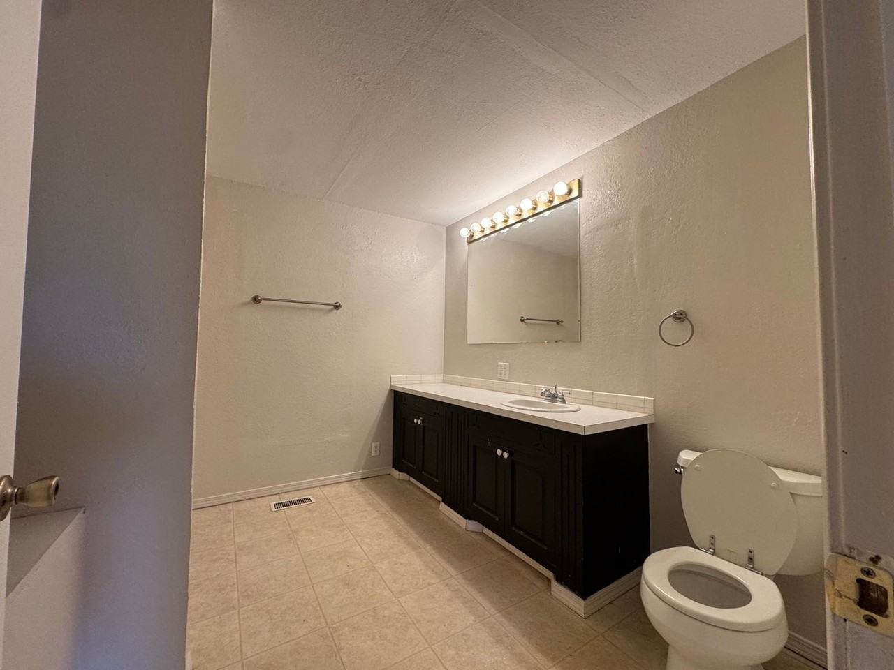 602 E Randolph Ave - Photo 7 of 10