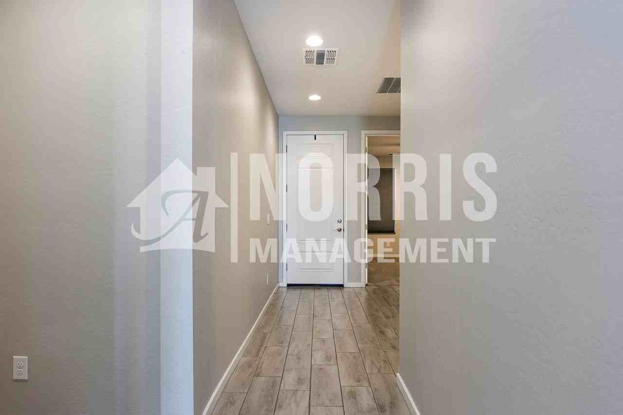 738 W Kingman Dr - Photo 5 of 42