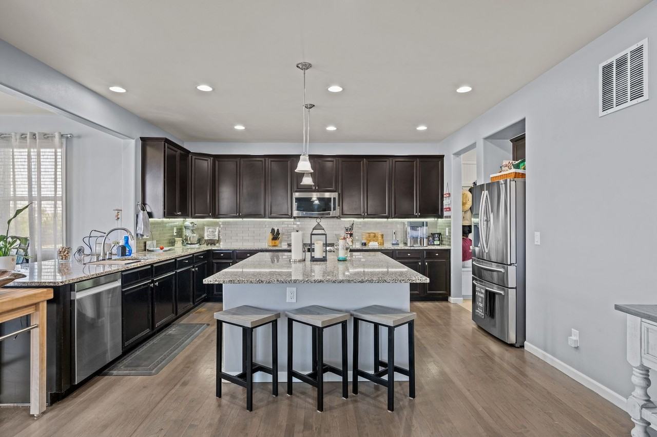 15411 Village Cir - Photo 4 of 46