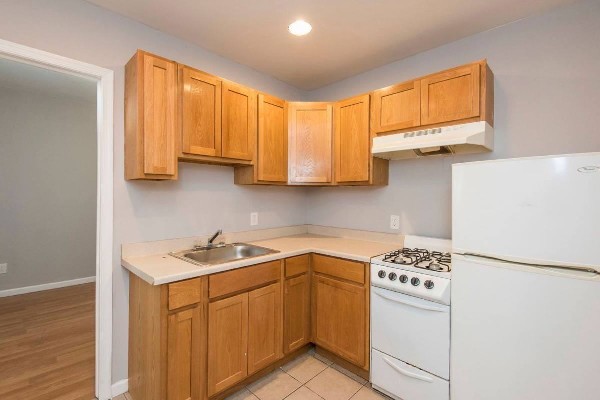 2501 Carpenter St #1R - Photo 3 of 10