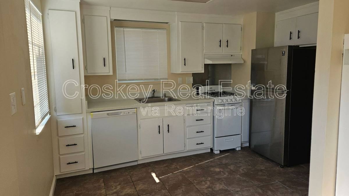 171 E 15th St - Photo 5 of 8