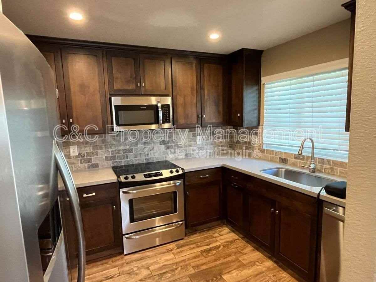 1241 Inglewood Ct - Photo 2 of 10