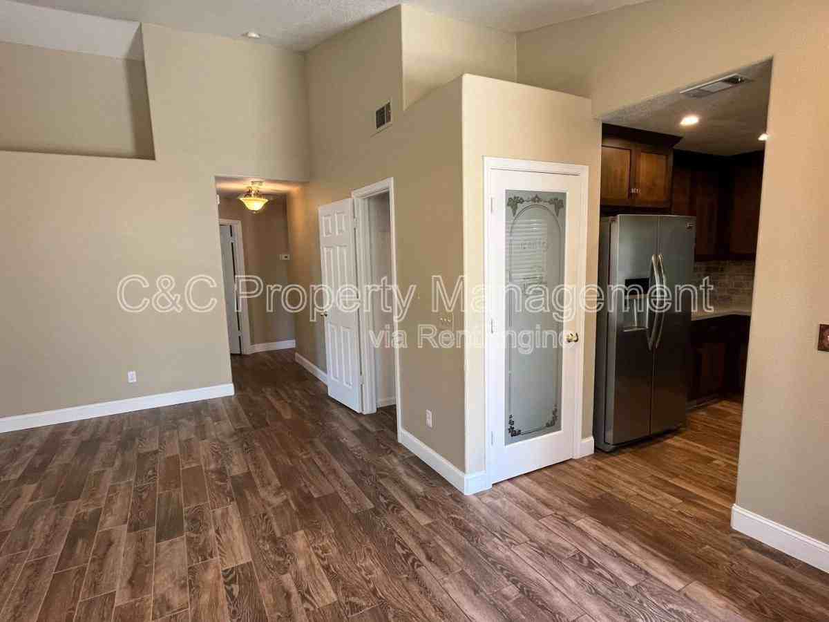 1241 Inglewood Ct - Photo 3 of 10