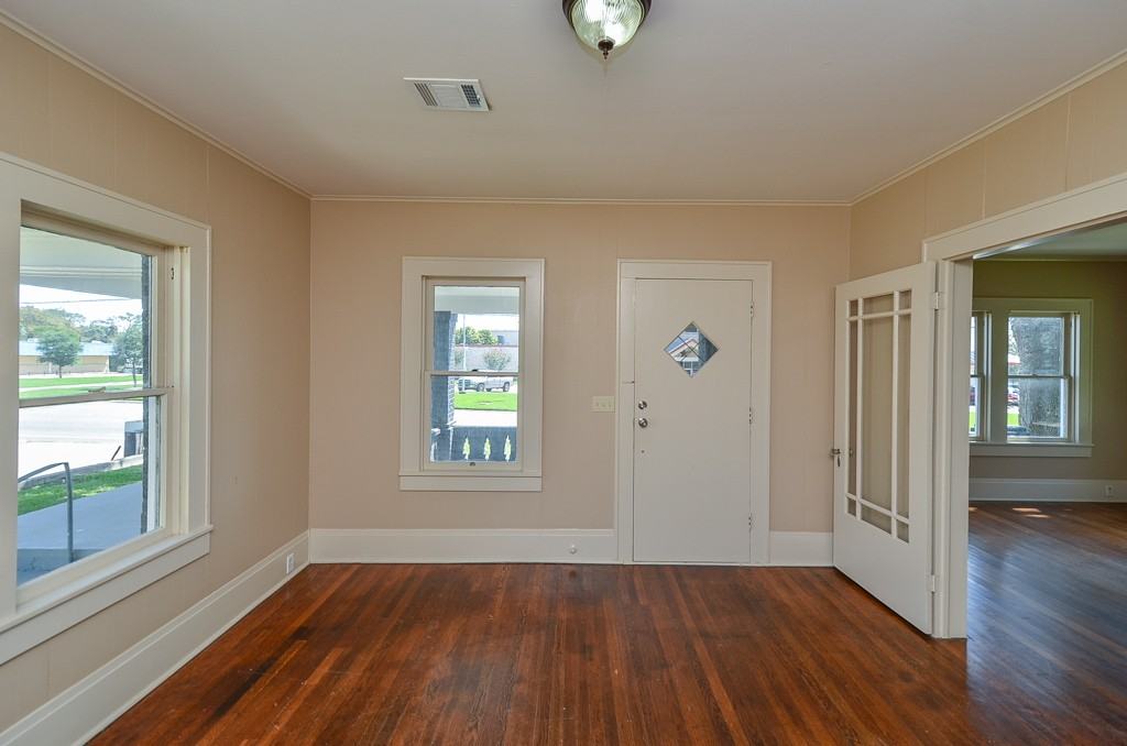 404 W Main St - Photo 2 of 24