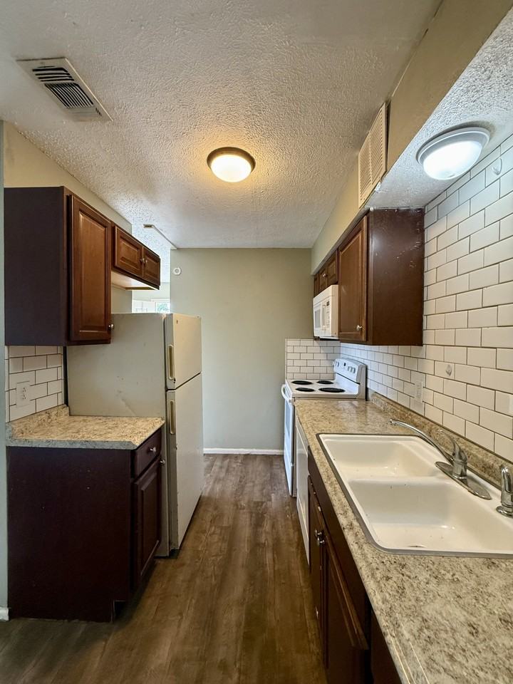 1505 Bradley Street #D - Photo 6 of 8