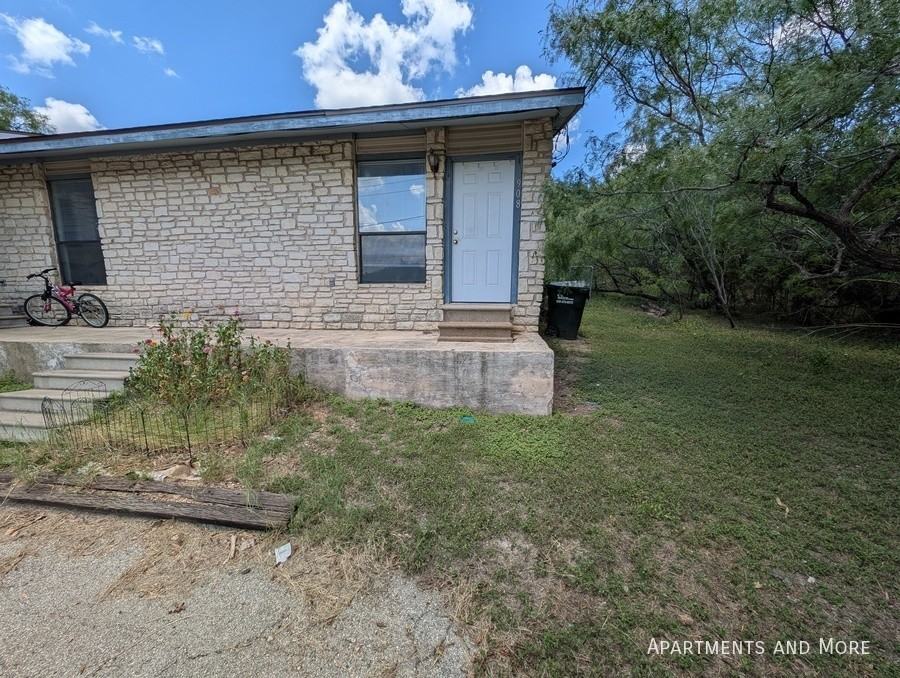 908 Allen St - Photo 2 of 15