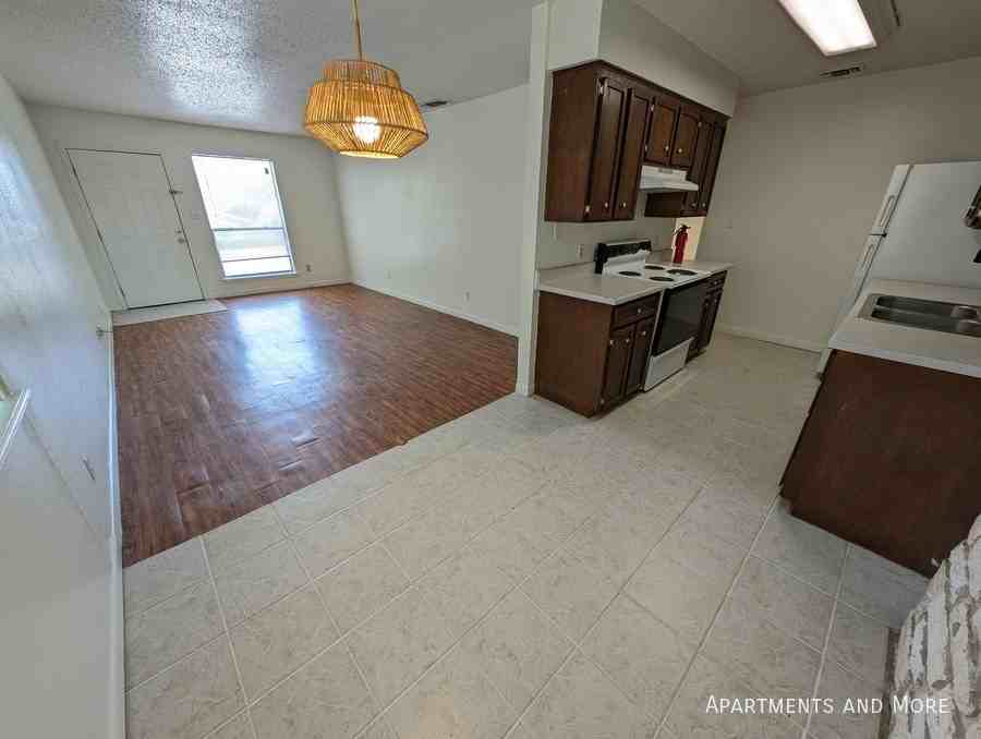 908 Allen St - Photo 3 of 15