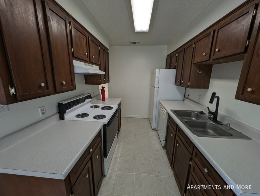 908 Allen St - Photo 4 of 15