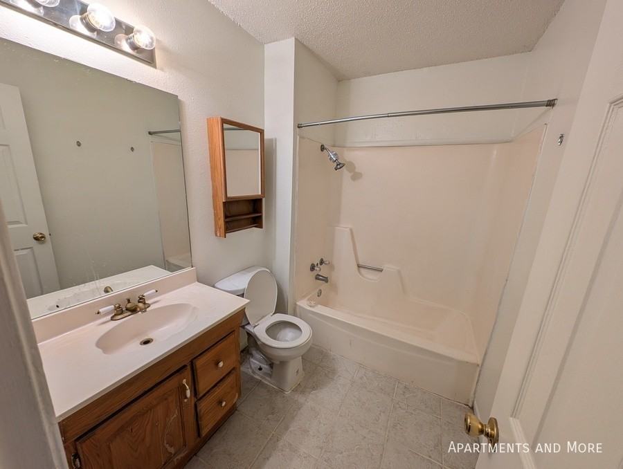 908 Allen St - Photo 7 of 15