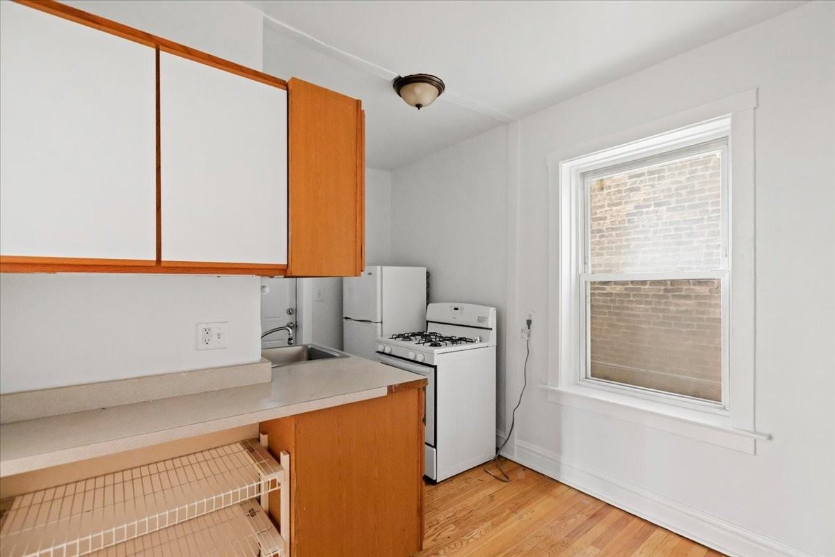 654 W Oakdale Ave #1S - Photo 7 of 11