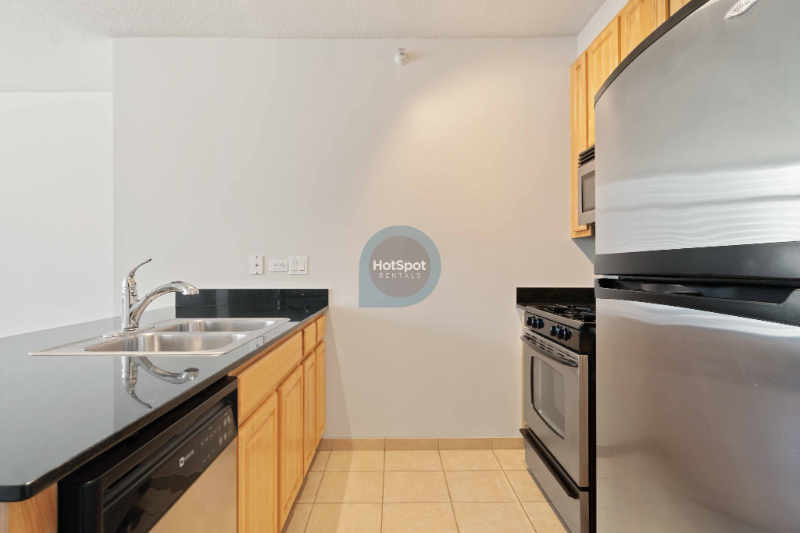 373 N Desplaines St - Photo 3 of 11