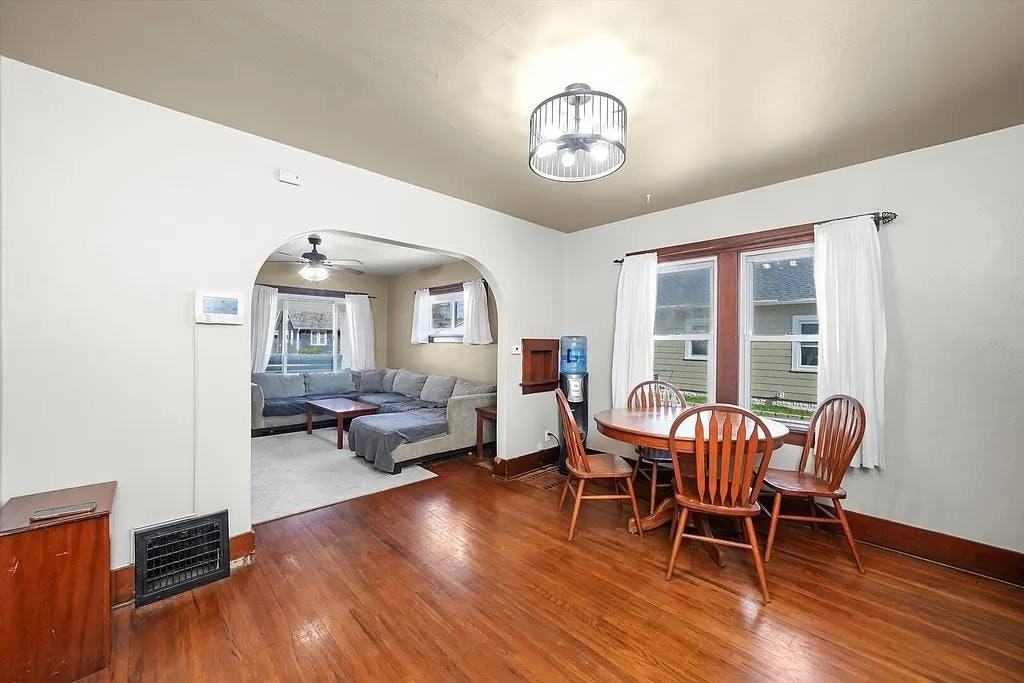 1054 Pearl St - Photo 3 of 5