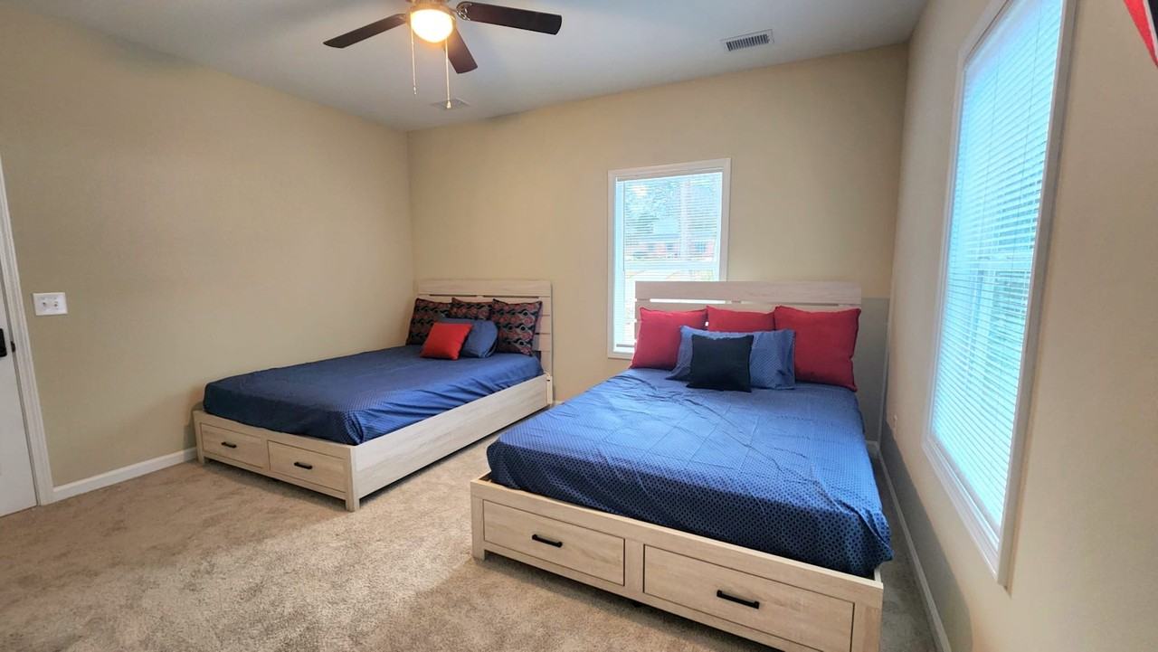 376 Washington Drive, Unit Master - Photo 3 of 9