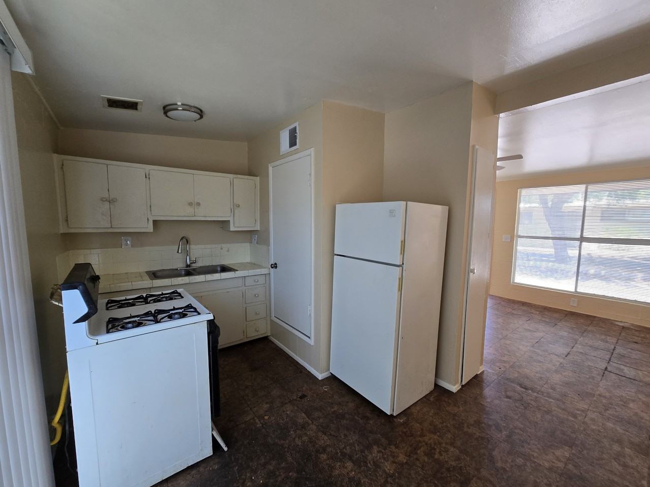 3423 East Flower Street - Photo 6 of 10