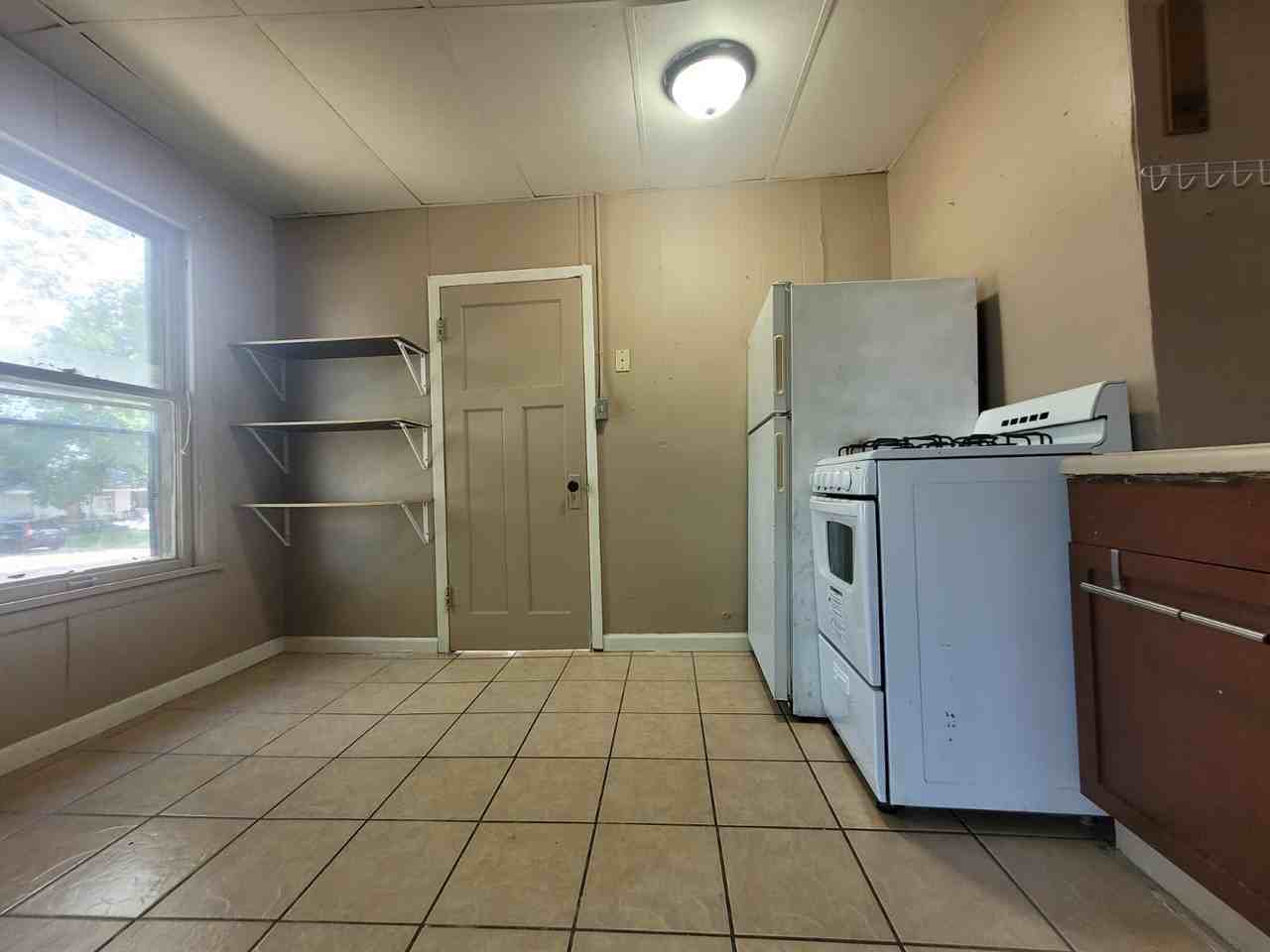 921 W 4th St - Photo 2 of 5